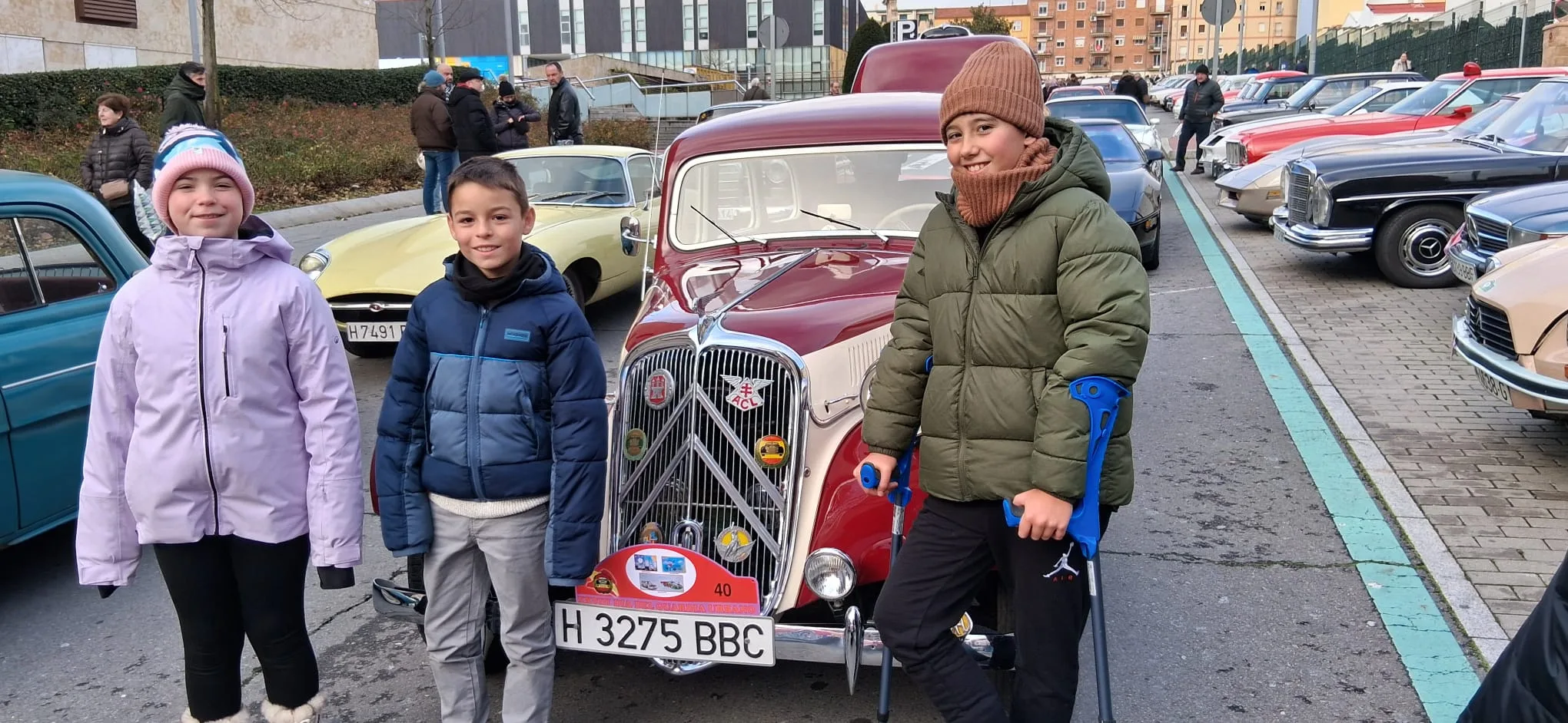Tres escolares de Carbajosa decoran las matrículas del Día del Guardia Urbano en Salamanca
