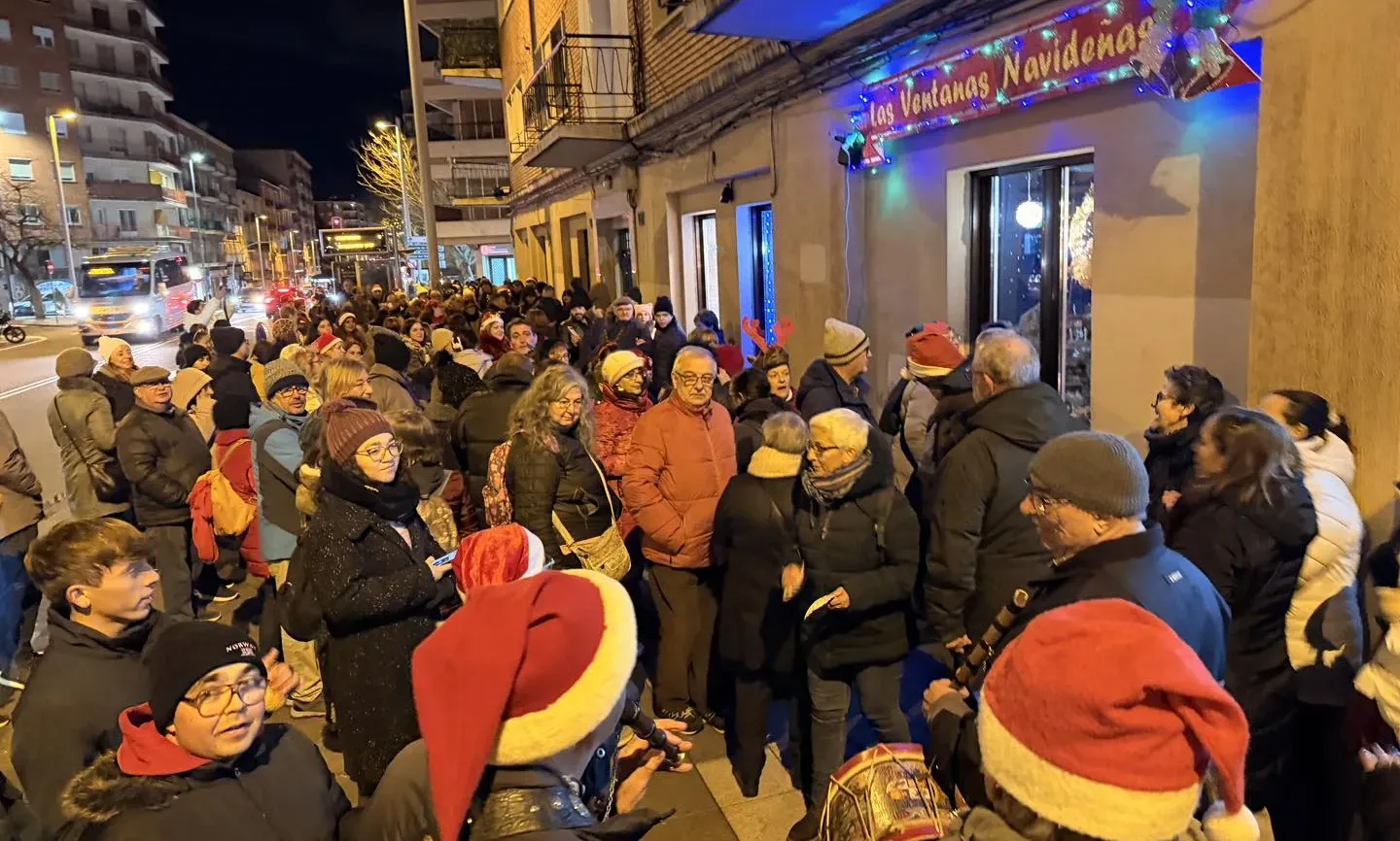 El belén de ‘Las ventanas navideñas’ vuelve a llenar de ambiente la avenida de Portugal