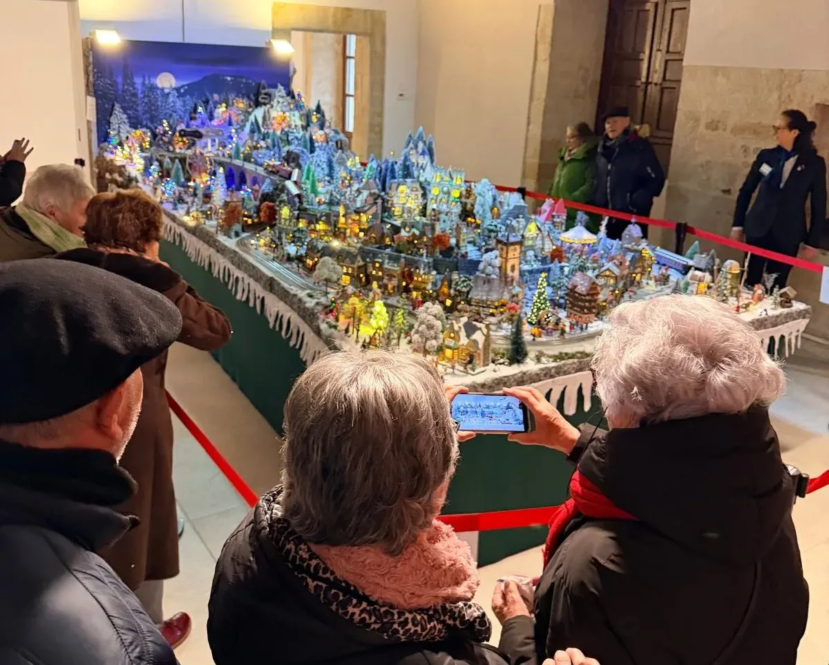 Los mayores de Carbajosa completan la ruta de belenes por Salamanca dentro de las salidas culturales