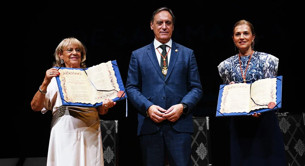 Medallas de Oro de Salamanca 2025: Carbayo destaca que la Asociación de Amas de Casa, Consumidores y Usuarios y María Victoria Mateos representan la “dignidad, el trabajo incansable y la excelencia al servicio de los demás”