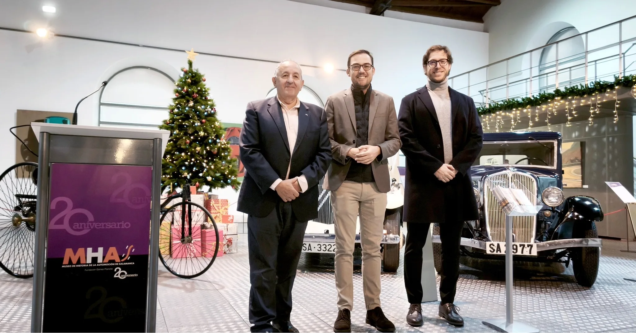 El Museo de Historia de la Automoción de Salamanca inaugura la exposición navideña “Motor Clásico y Acrílicos”