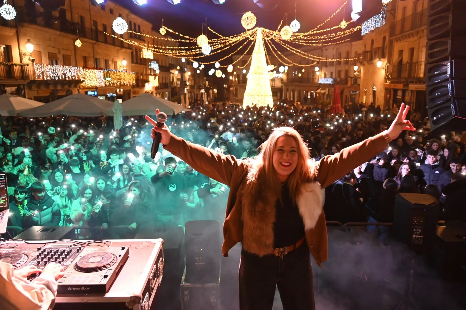 Ciudad Rodrigo dio la bienvenida anticipada a 2026 con una multitudinaria Nochevieja Joven en la Plaza Mayor