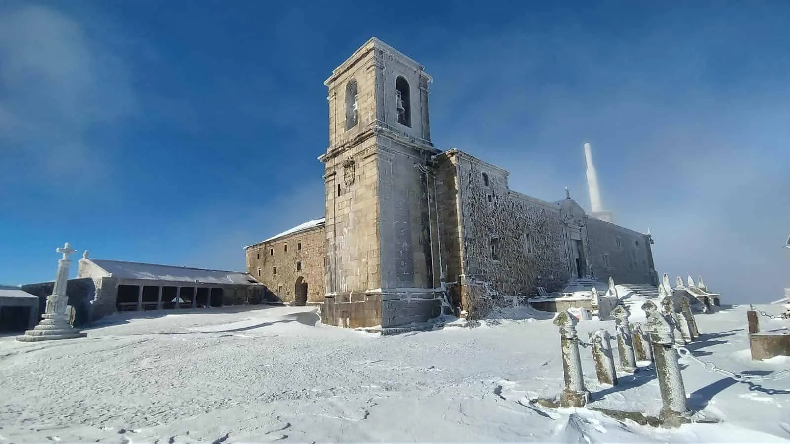Una impresionante ventisca y nevada sorprende en la Peña de Francia
