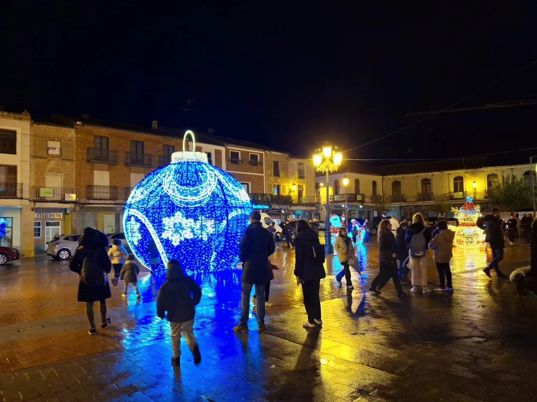 Peñaranda de Bracamonte da la bienvenida a la Navidad 2025 con el encendido de su iluminación festiva