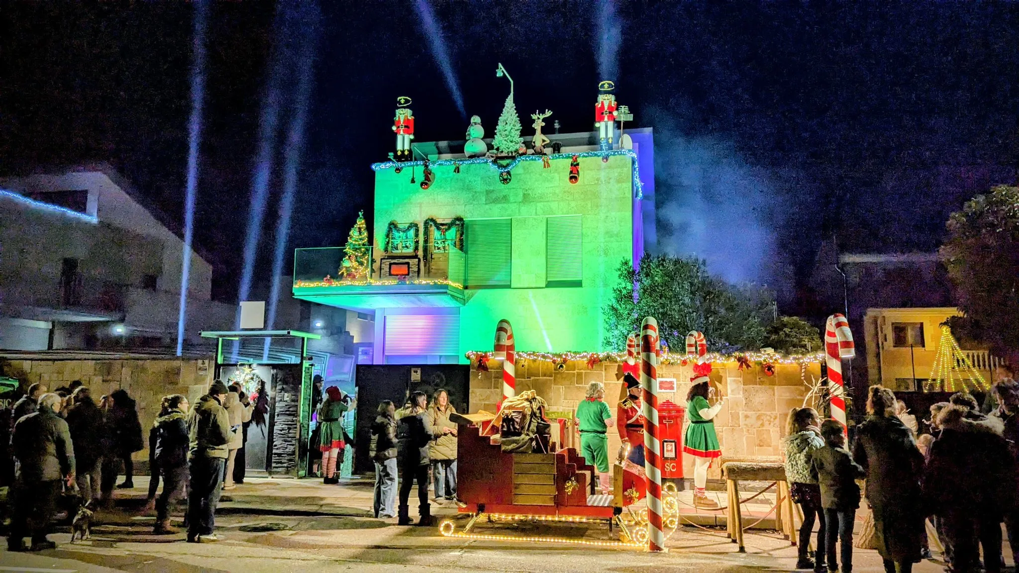 La casa de Santa Claus en Cabrerizos deslumbra con un espectáculo de luz y música que emociona a pequeños y mayores