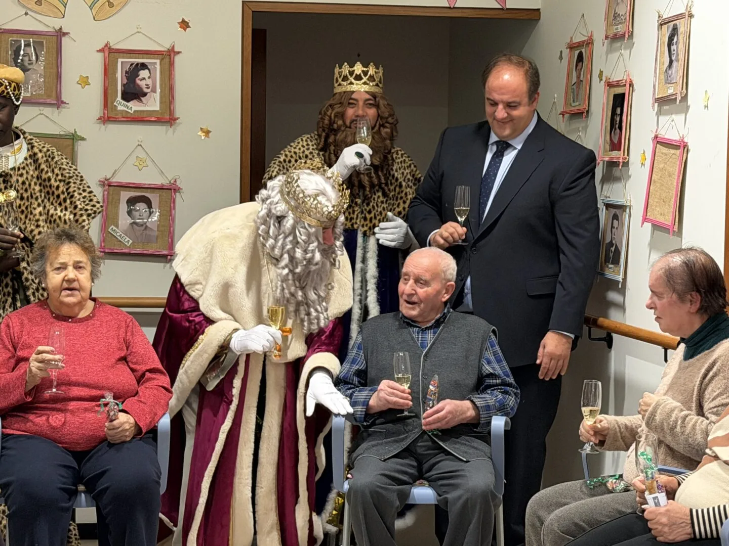 Los mayores de Guijuelo reciben la visita de los Reyes Magos