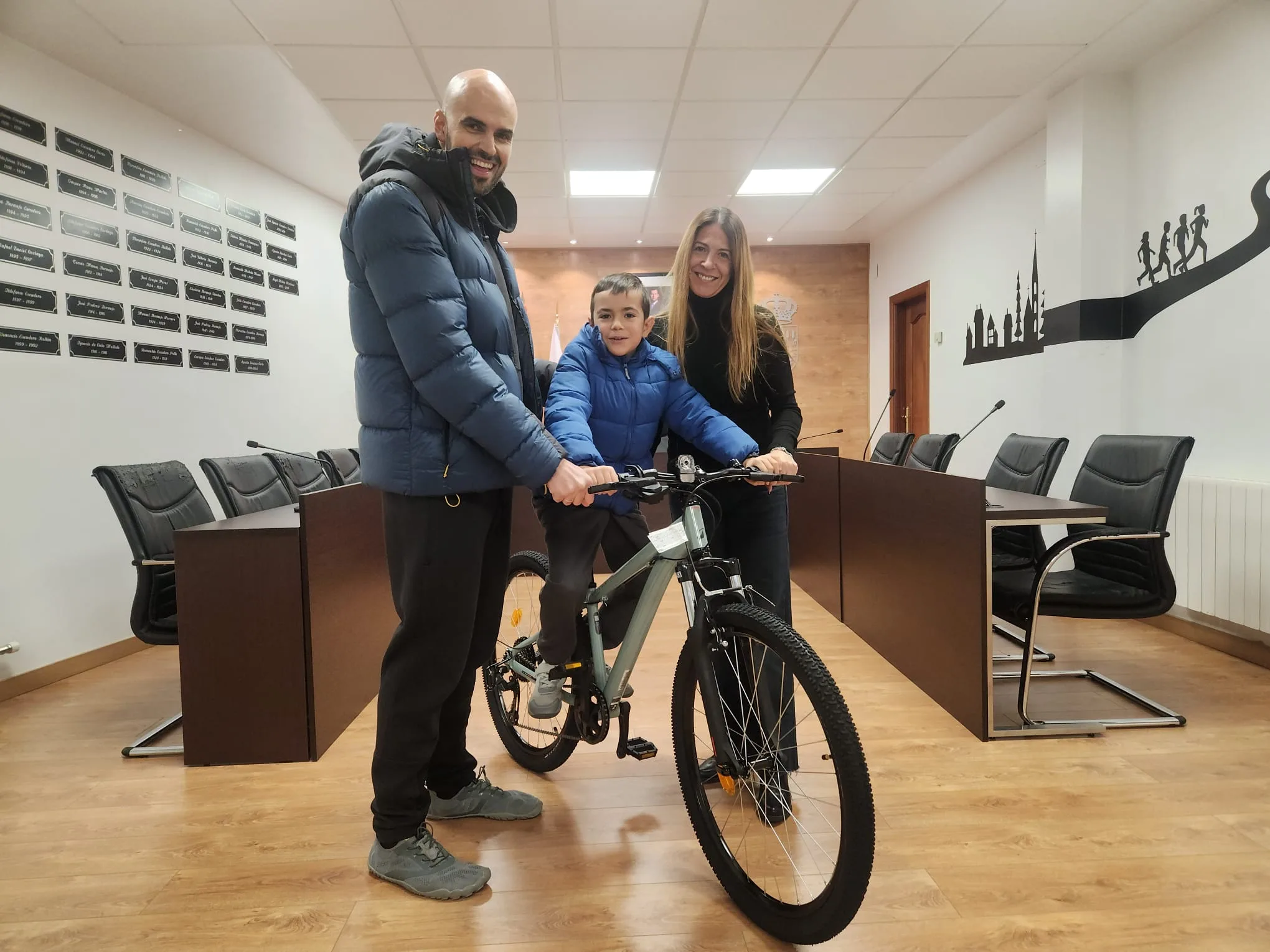 David Pereña recibe su premio como ganador del VII Concurso de Tarjetas Navideñas de Castellanos de Moriscos