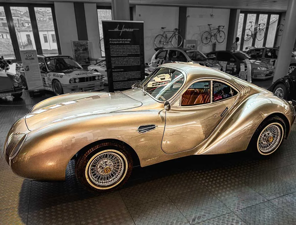 'De Lorenzo', un espectacular automóvil artesanal español que conquista la ciudad del Tormes en vísperas de la Navidad