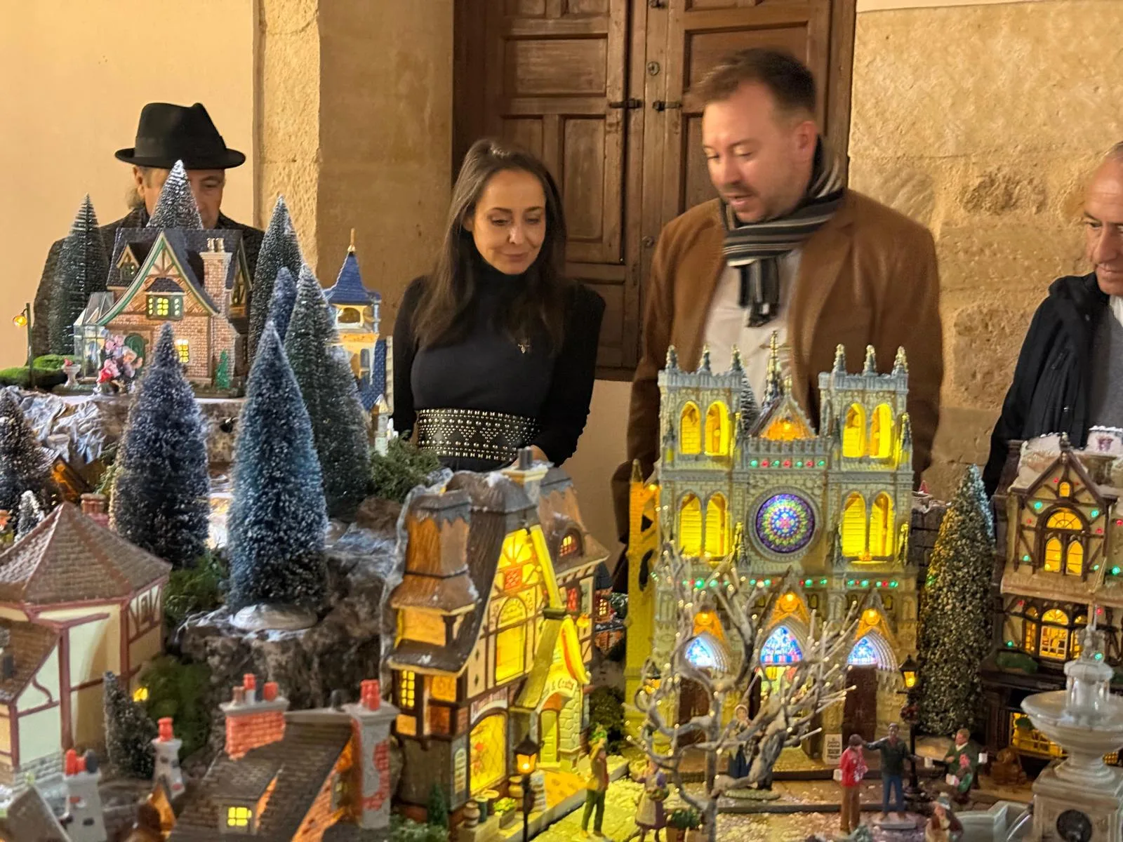 Salamanca inaugura los belenes municipales en la Torre de los Anaya y la Fonda Veracruz y abre su Ciudad de Navidad