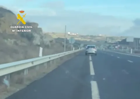 Persiguen y detienen tras circular 9 kilómetros por dirección contraria a tres varones que formaban un grupo criminal especializado en el hurto con el 'método de la siembra'