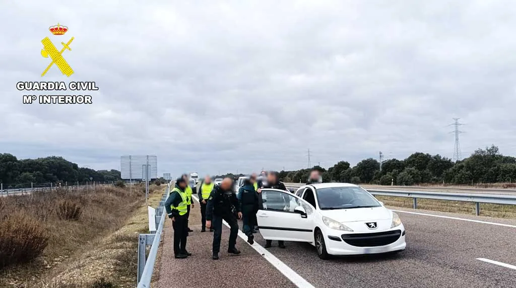 Dos varones detenidos tras huir ante la presencia policial y lanzar por las ventanillas de su vehículo un kilo de hachís posteriormente incautado