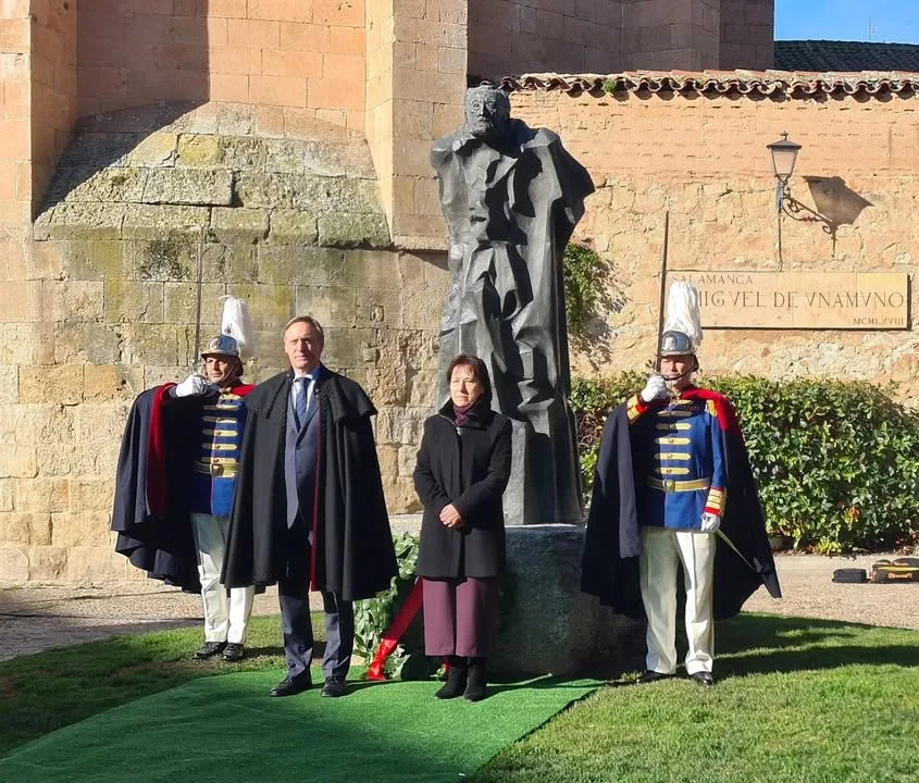 Ofrenda floral a Miguel de Unamuno en Salamanca: homenaje a su legado como rector de la universidad