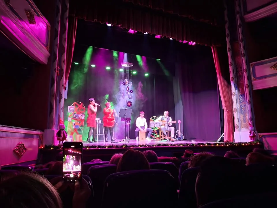 Gala solidaria en Peñaranda: éxito total en el Teatro Calderón con el grupo Arena y un público comprometido