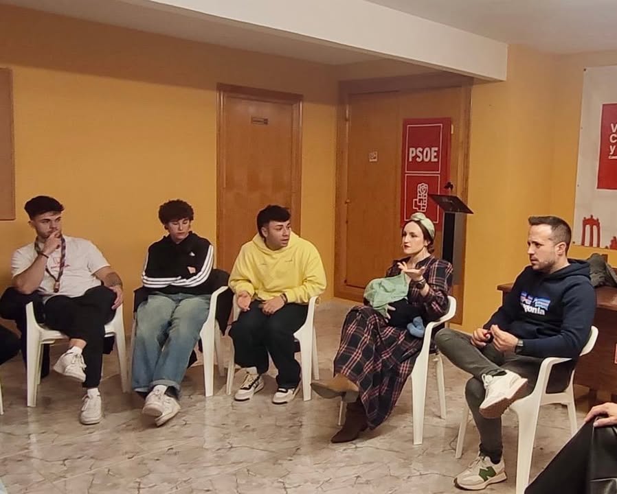PSOE de Ciudad Rodrigo se reúne con asociaciones juveniles para abordar necesidades y políticas de juventud en la localidad