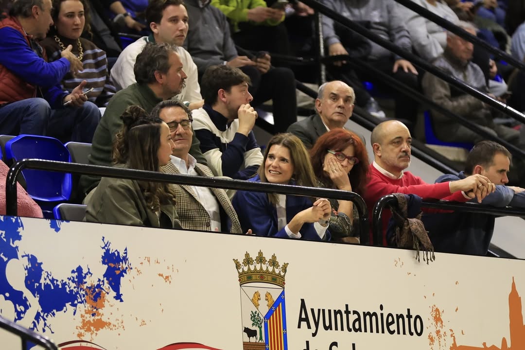 Silvia Domínguez recibe homenaje con su camiseta número 6 en el pabellón que lleva su nombre