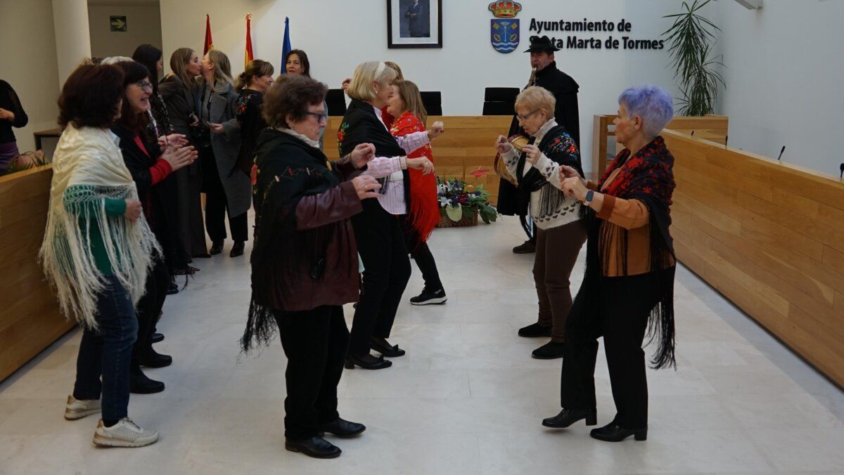 Mujeres bailando en el Ayuntamiento de Santa Marta durante la festividad de Las Águedas