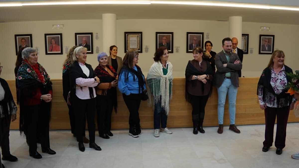 Grupo de mujeres vestidas con trajes tradicionales en el Ayuntamiento de Santa Marta