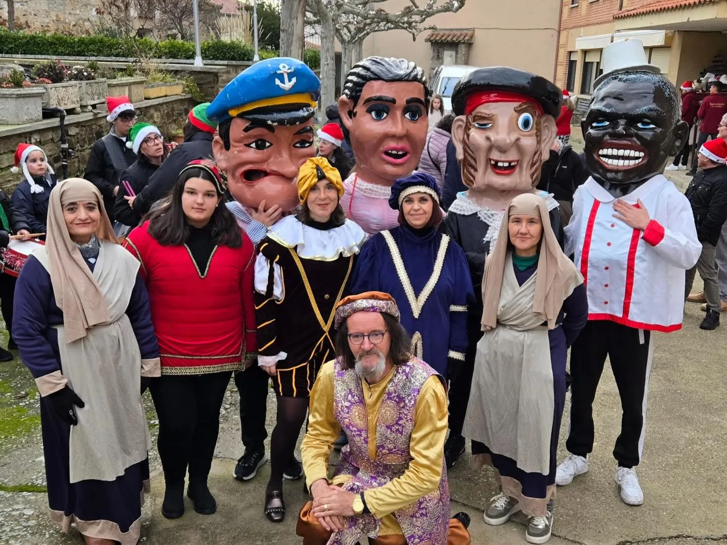 Alba de Tormes celebra un emotivo acto solidario con el Cartero Real y los Reyes Magos