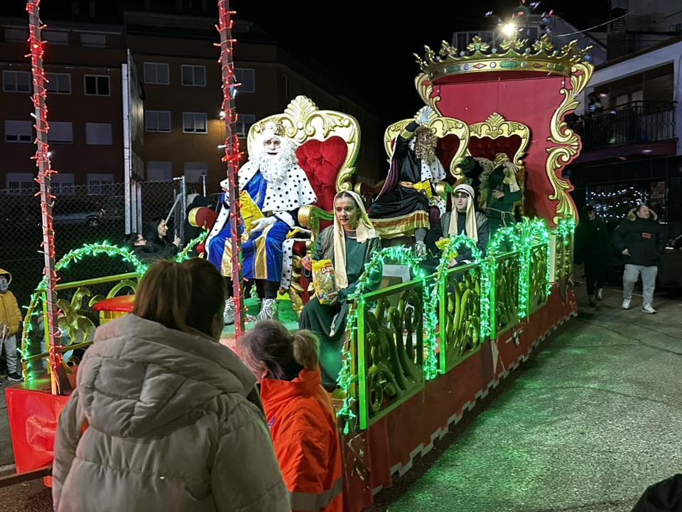 La Cabalgata de Reyes mantiene viva la magia en Aldeaseca de Armuña pese al frío