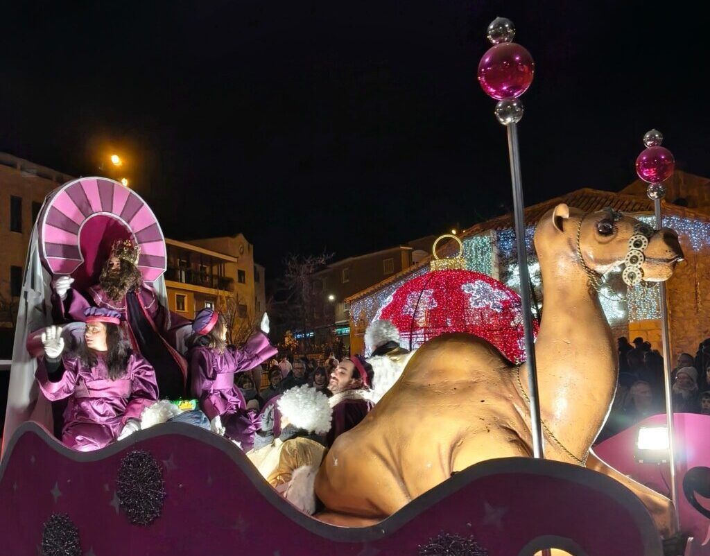 La Cabalgata de Reyes llena Carbajosa de la Sagrada de ilusión, música y tradición