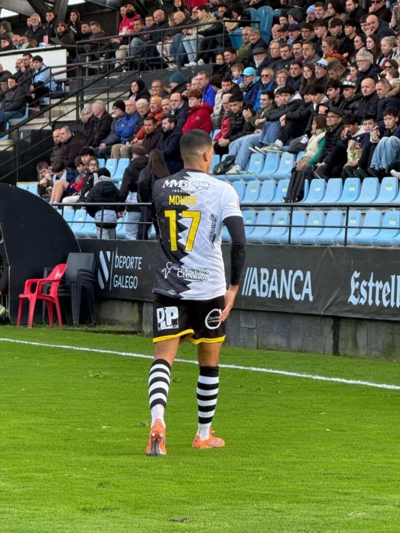 Jugador del Celta Fortuna en el campo durante un partido contra Unionistas