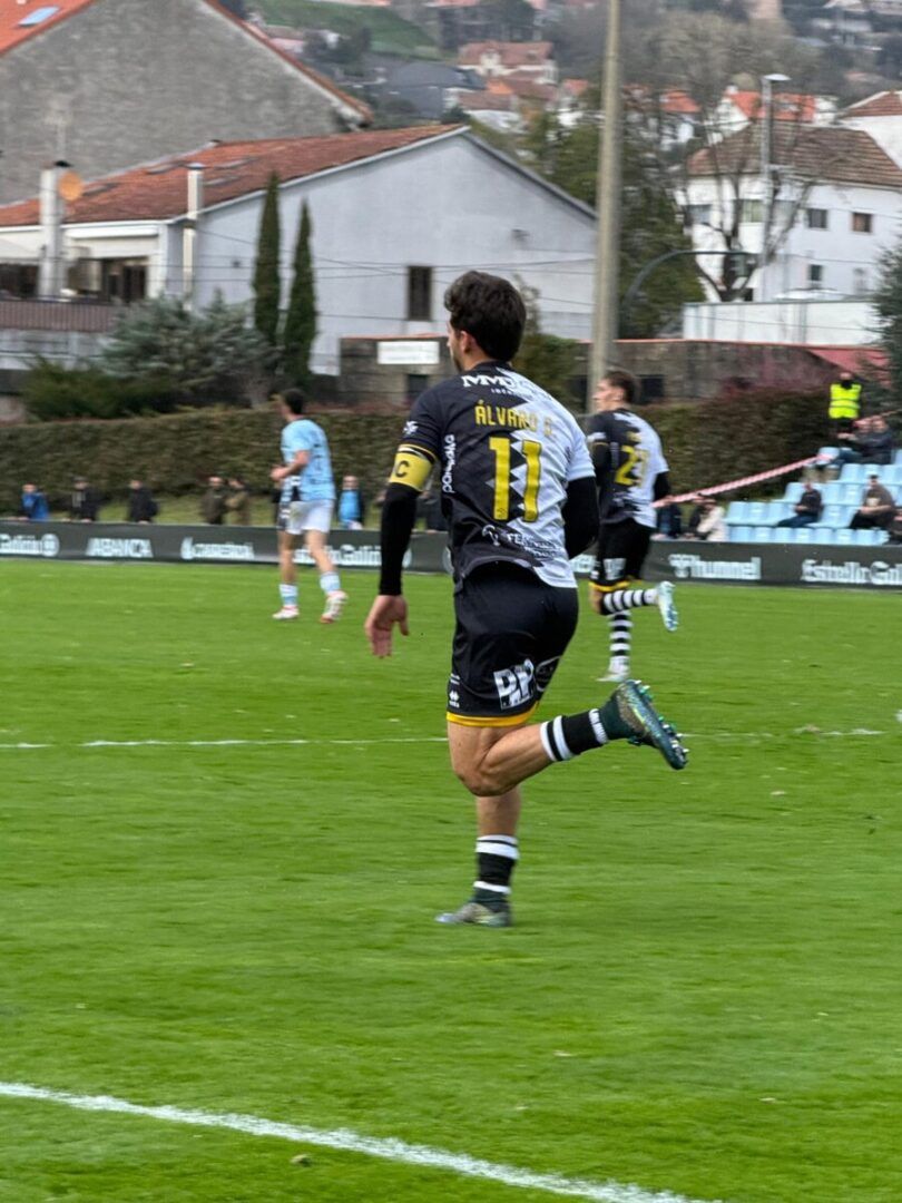 Jugador del Celta Fortuna en acción durante el partido contra Unionistas