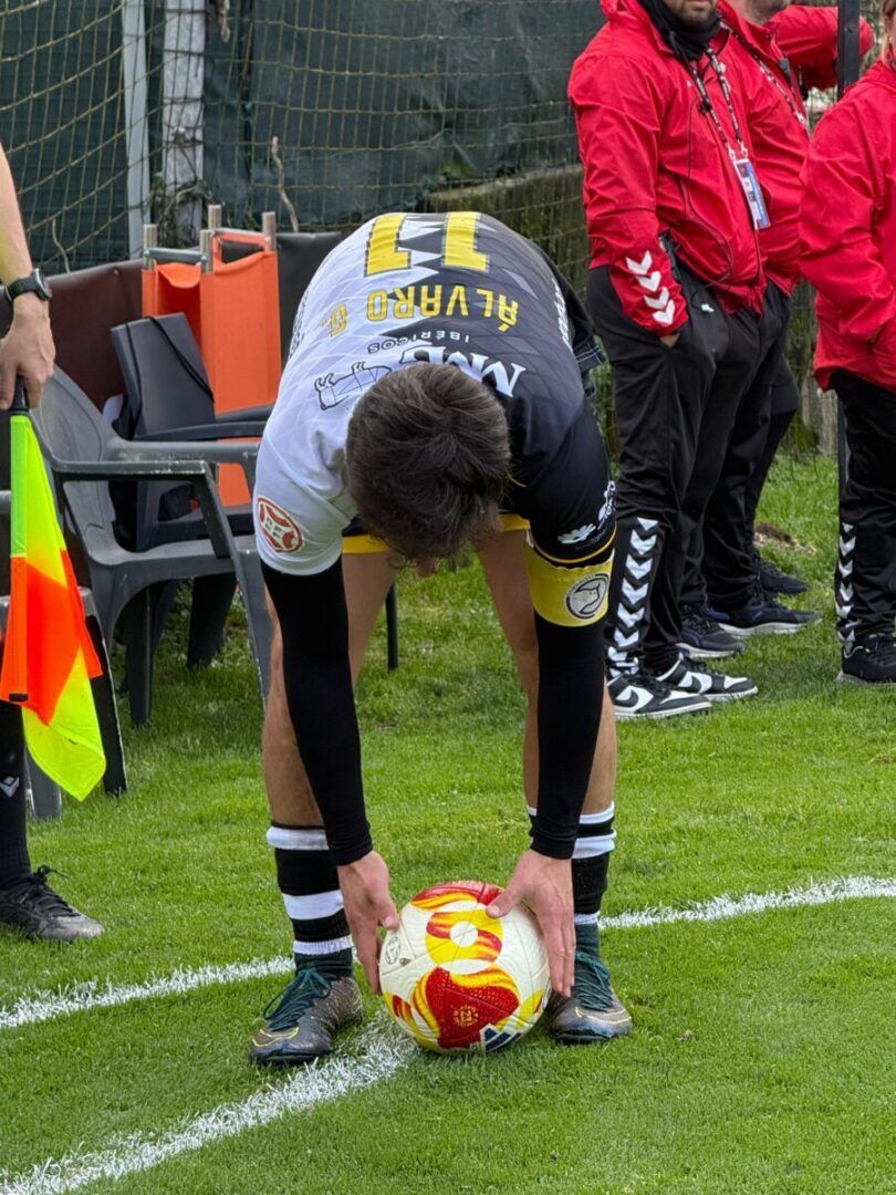 Jugador del Celta Fortuna preparándose para lanzar un balón en un partido