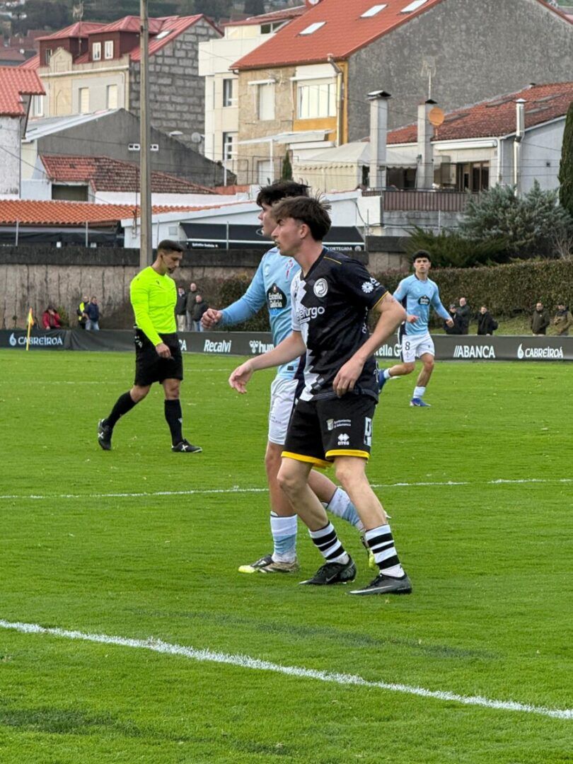 Jugadores del Celta Fortuna y Unionistas en el campo durante un partido