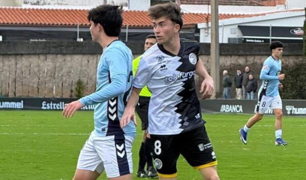 Jugadores del Celta Fortuna y Unionistas en un partido de fútbol en Barreiro