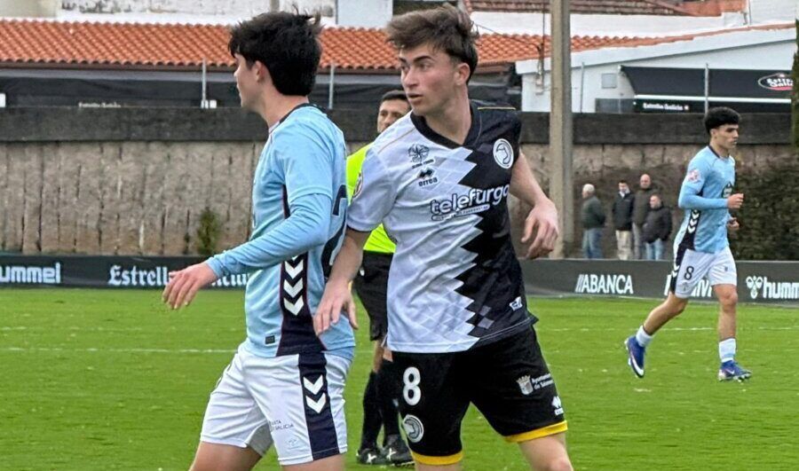 Jugadores del Celta Fortuna y Unionistas en un partido de fútbol en Barreiro