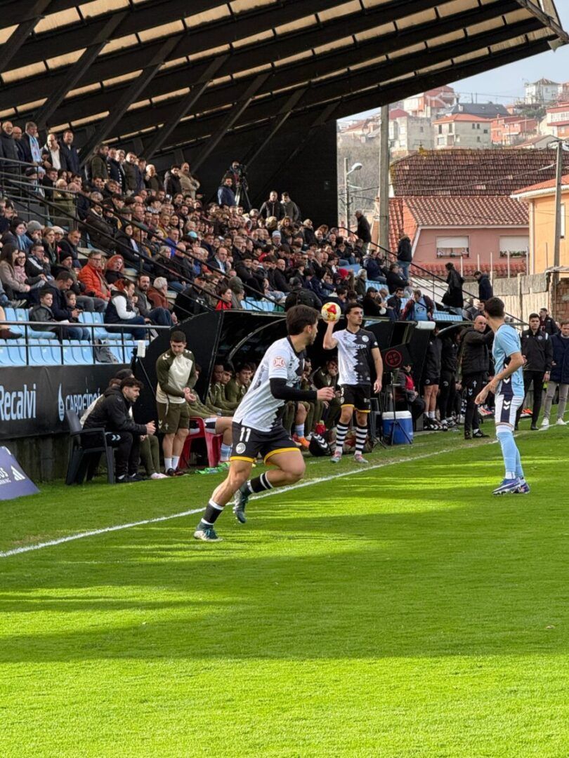 Jugadores del Celta Fortuna en el Estadio Municipal de Barreiro durante un partido