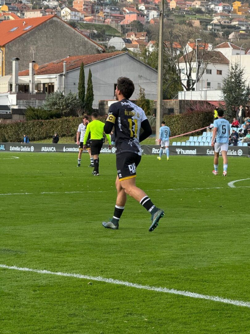 Jugador del Celta Fortuna en el campo durante un partido contra Unionistas