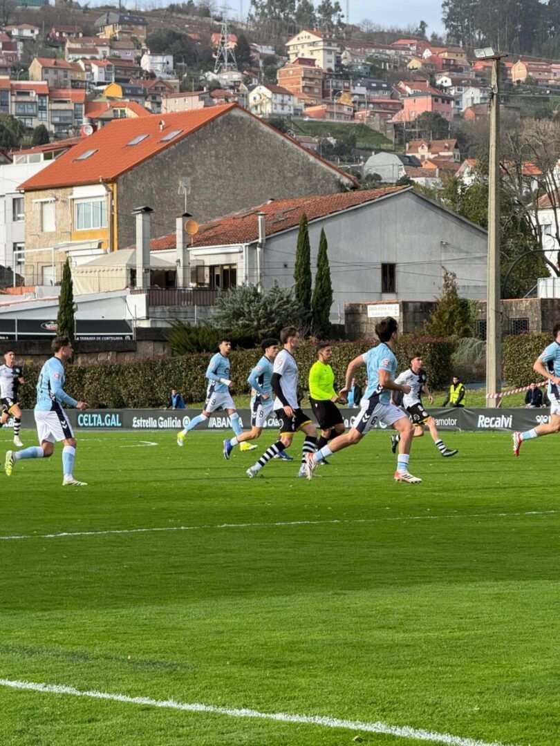 Jugadores del Celta Fortuna y Unionistas en un partido en el Estadio Municipal de Barreiro