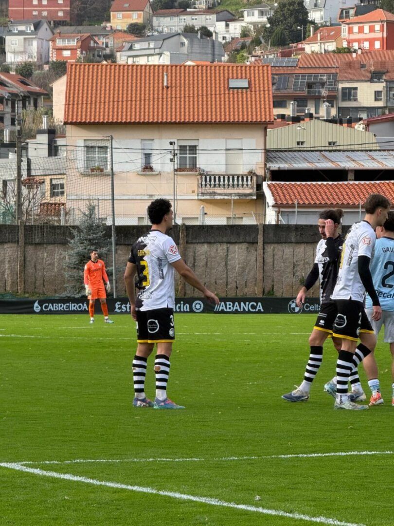 Jugadores del Celta Fortuna en el campo durante el partido contra Unionistas