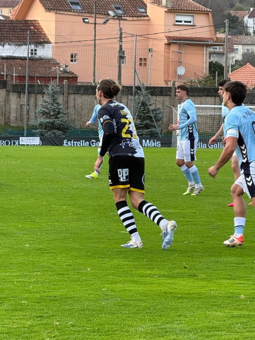 Jugadores del Celta Fortuna en un partido contra Unionistas en el campo.