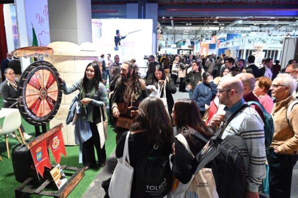 Visitantes interactuando en el stand de Ciudad Rodrigo en FITUR