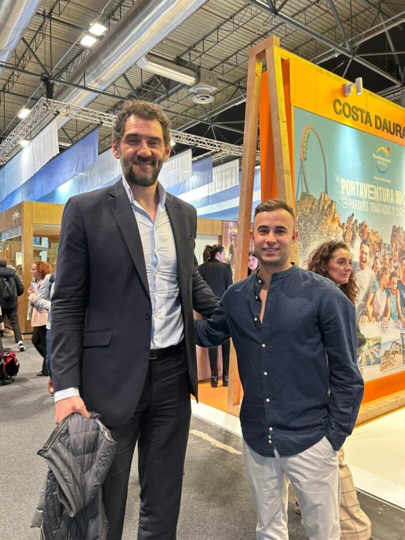 Dos hombres posando en un evento de promoción turística en FITUR 2026