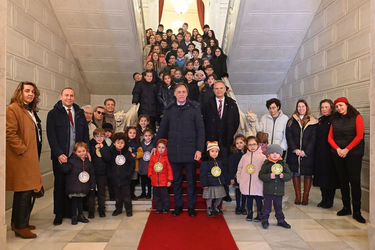 Grupo de alumnos del Colegio Divino Maestro en el Día Escolar de la Paz