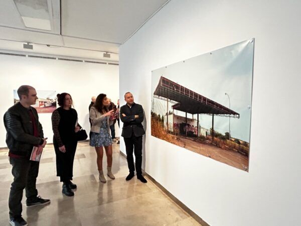 Visitantes observando la exposición en el DA2 sobre arte contemporáneo