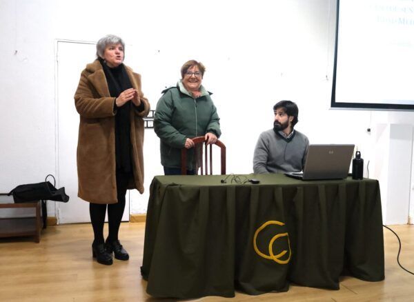 Tres personas en una conferencia sobre biografías de los Duques de Béjar