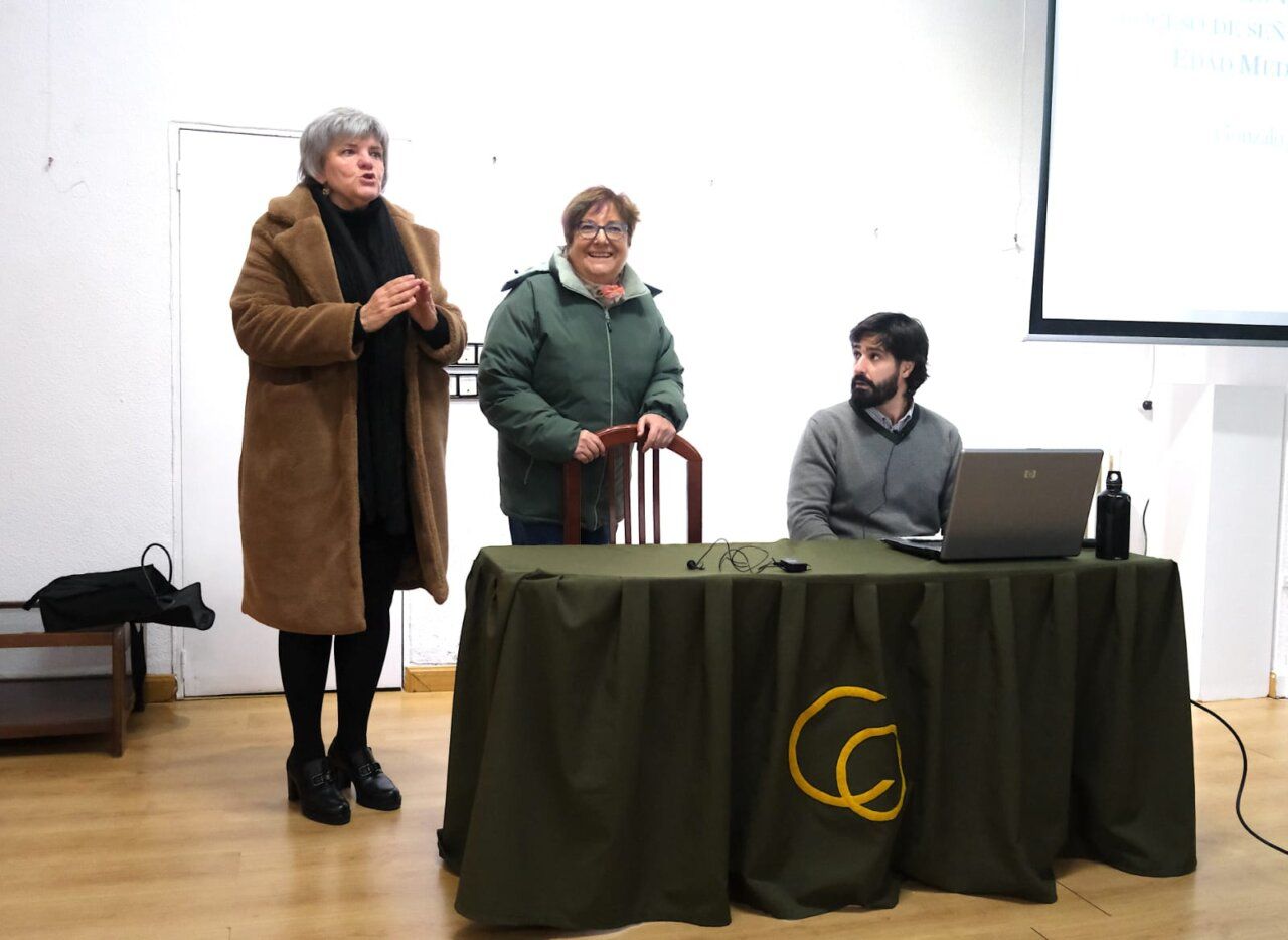 Tres personas en una conferencia sobre biografías de los Duques de Béjar