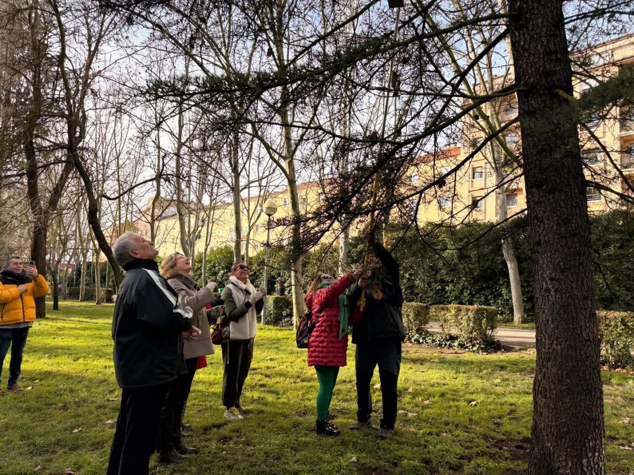 Personas observando árboles en el Parque de los Jesuitas de Salamanca