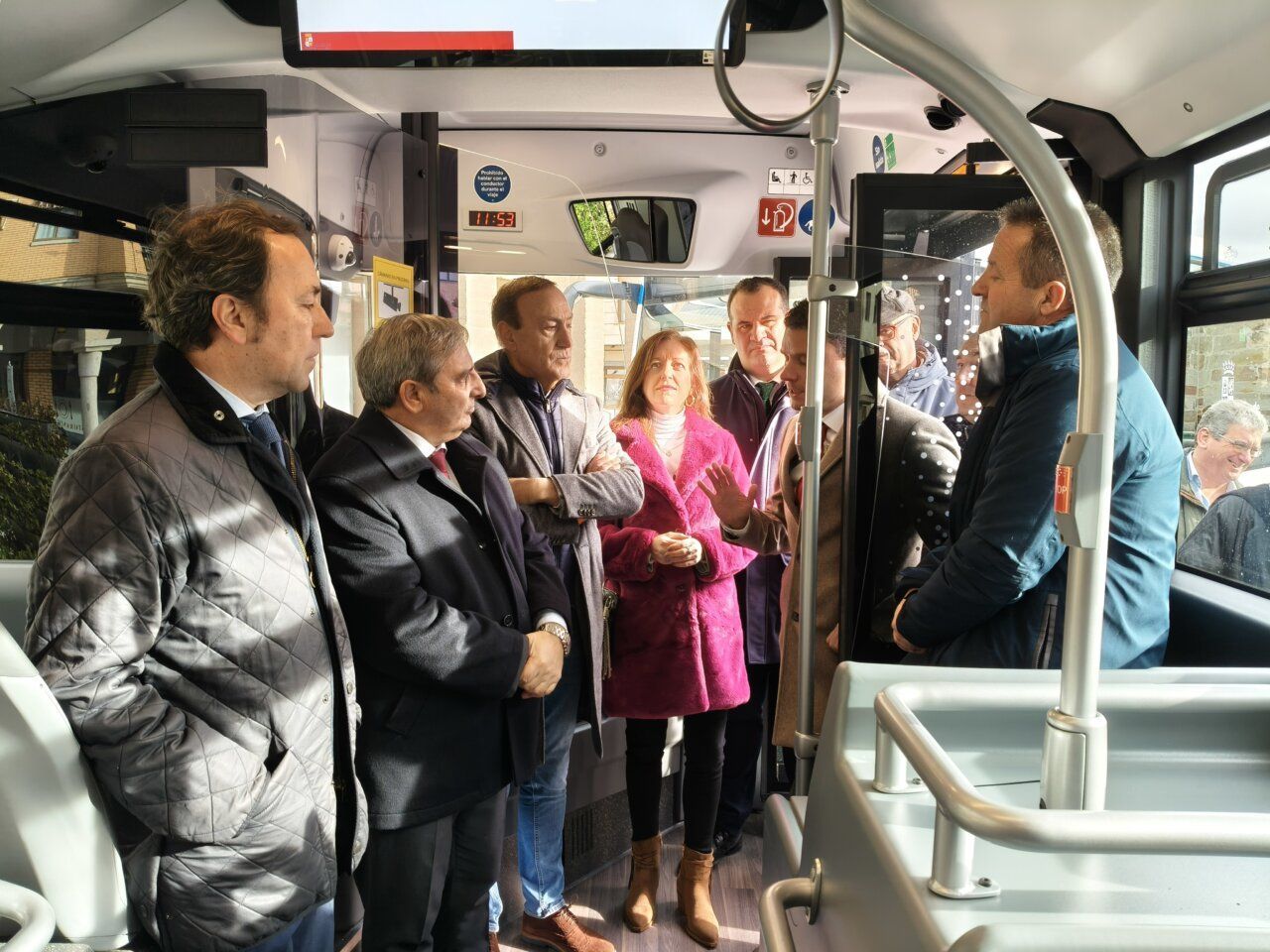 Grupo de personas en un autobús durante la presentación de nuevos servicios de transporte público