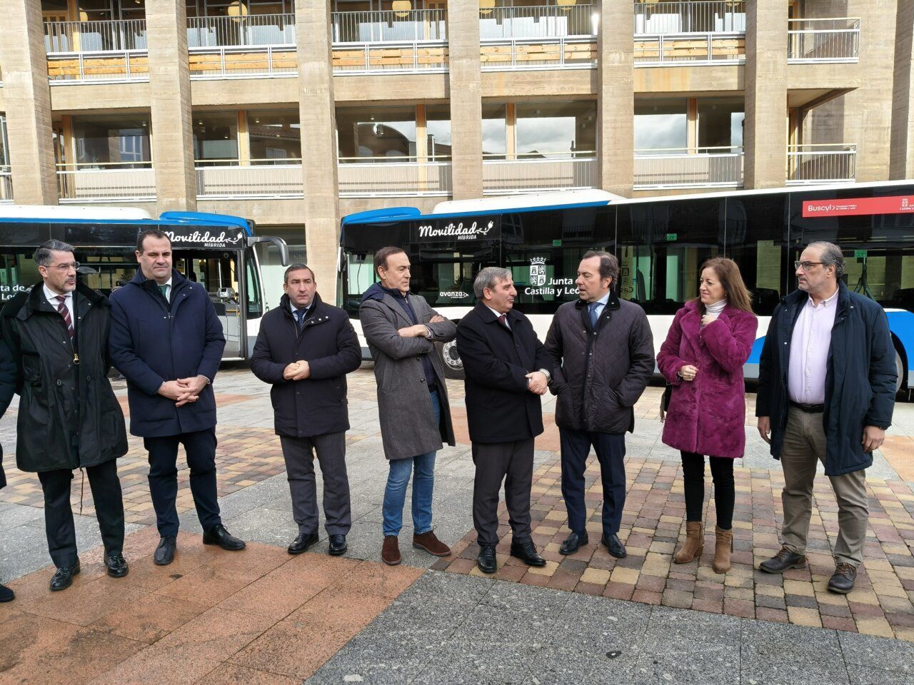 Presentación de nuevos autobuses en la Plaza Mayor de Carbajosa de la Sagrada.