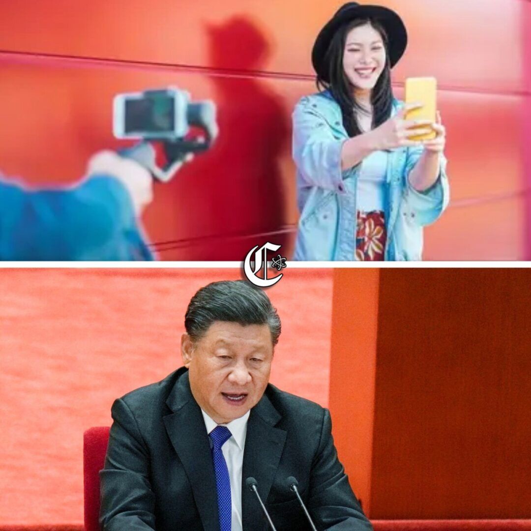 Una influencer en China grabando contenido con un teléfono móvil.