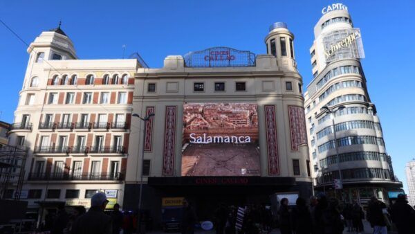 Pantalla digital de Cines Callao mostrando Salamanca en Madrid
