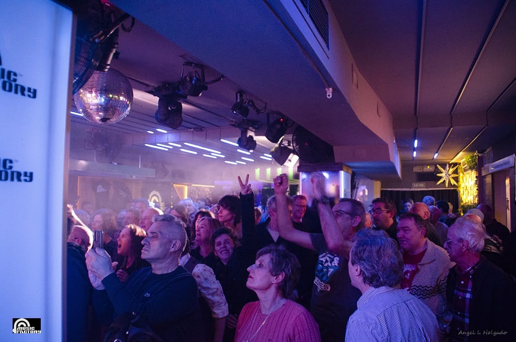 Público disfrutando del tributo a Creedence Clearwater Revival en Salamanca