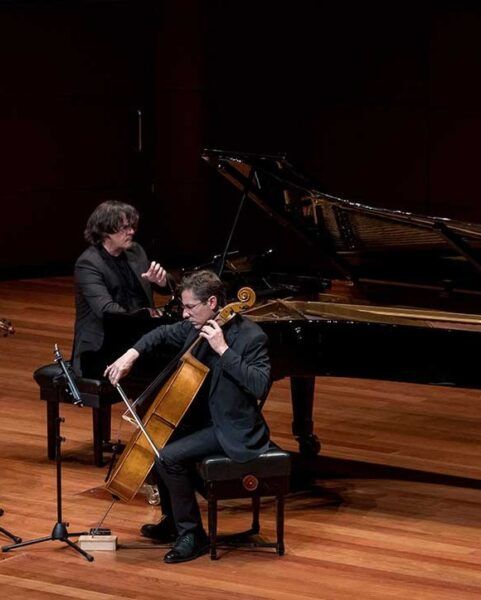 Músicos actuando en un escenario durante un evento cultural en Salamanca
