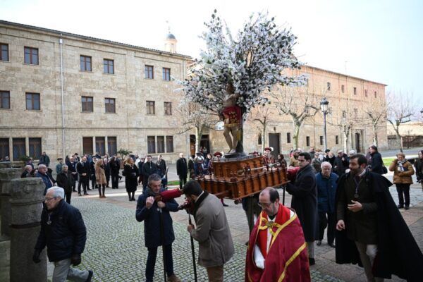 Procesión de San Sebastián en Ciudad Rodrigo con asistentes y decoración floral.