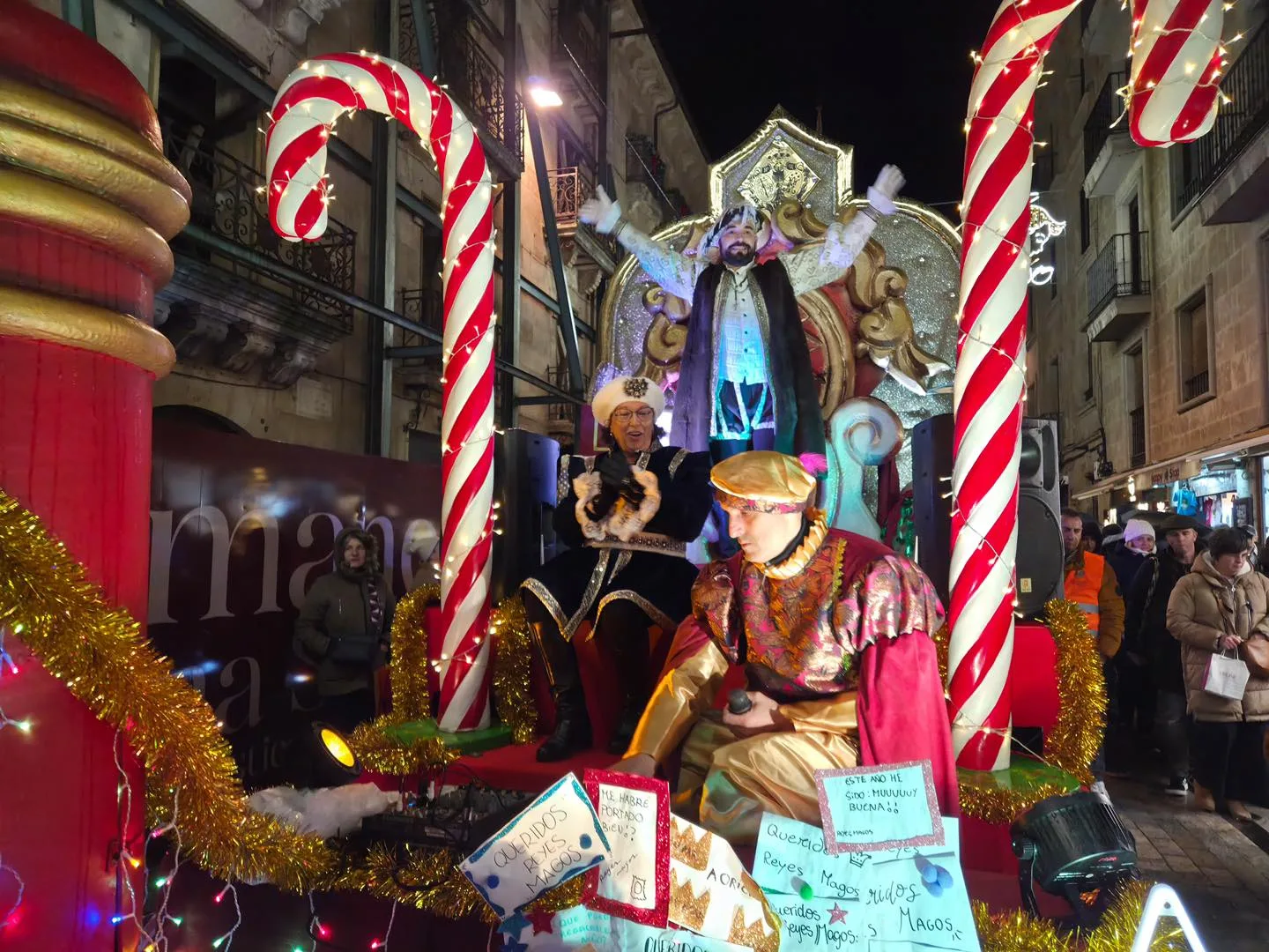 El Cartero Real llena de ilusión las calles de Salamanca en un desfile festivo y multitudinario